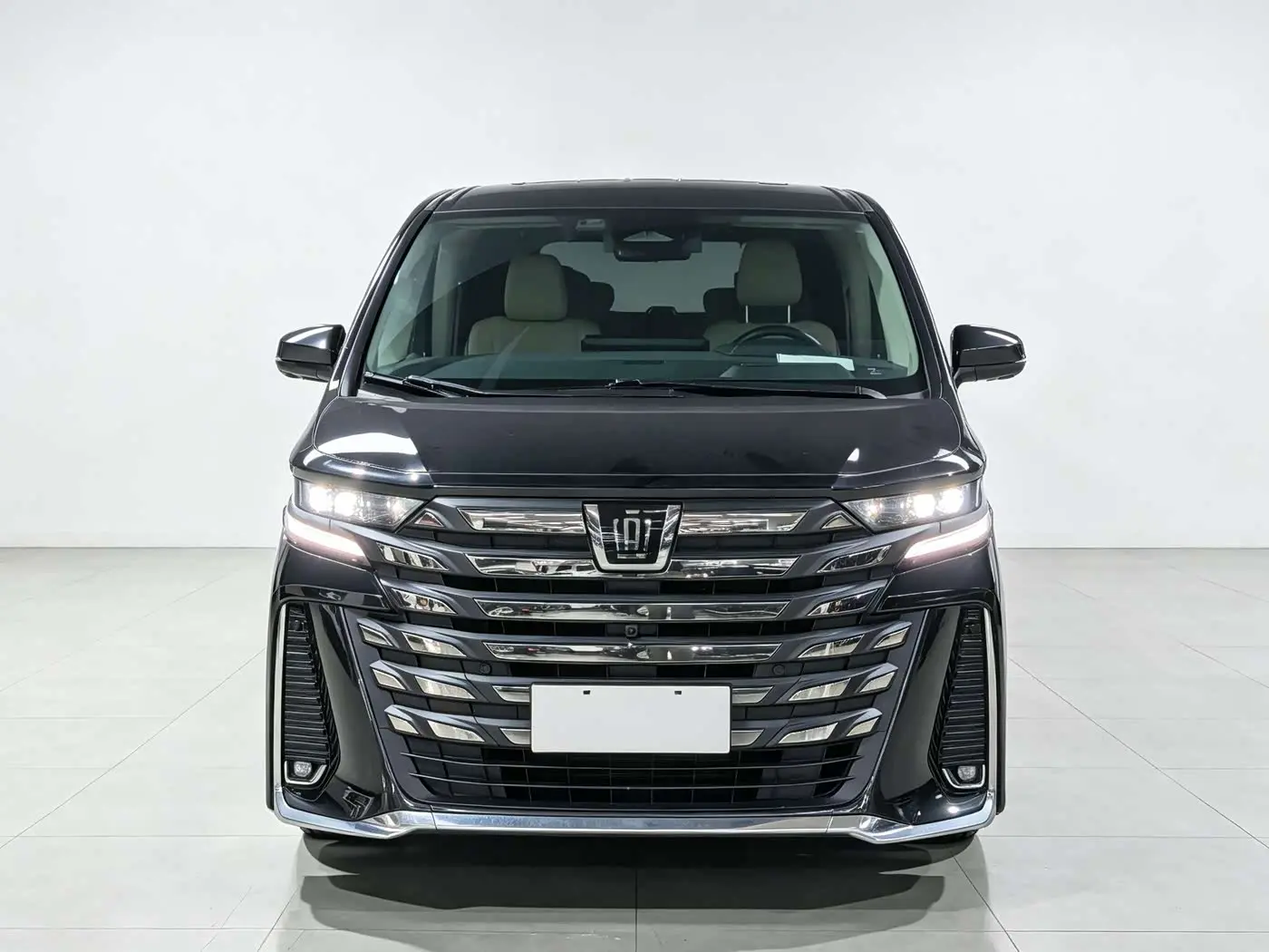 Toyota Vellfire 2023 — Photo 2/10