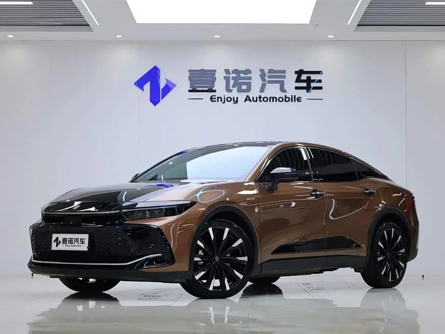 Toyota Crown SportCross 2024 — Photo 1/20