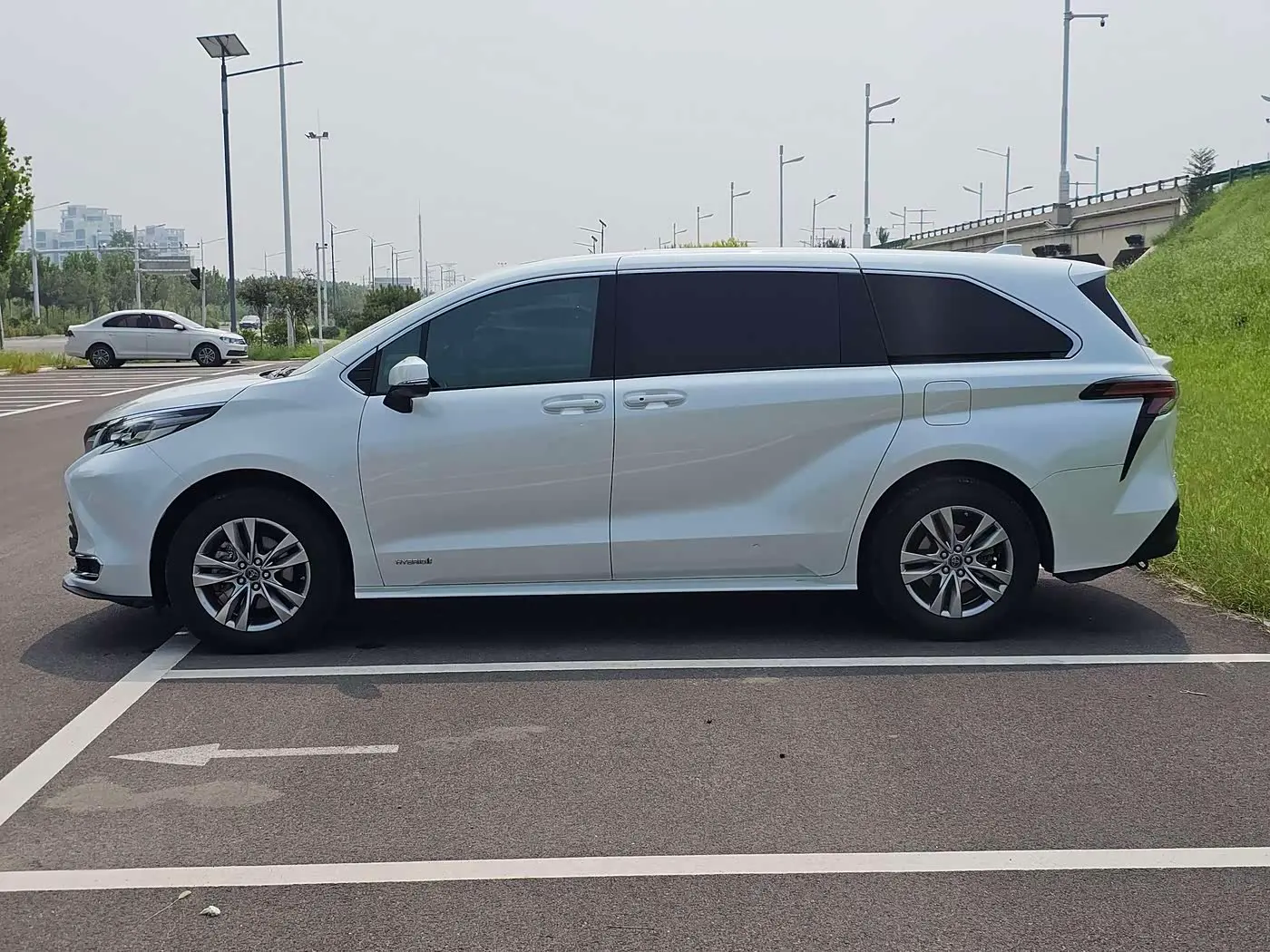 Toyota Sienna 2023 — Photo 4/10