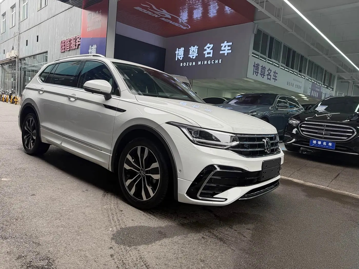 Volkswagen Tiguan L 2022 — Photo 3/20