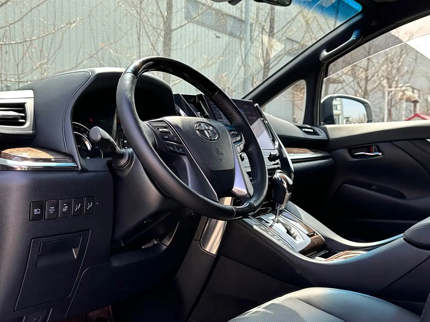 Toyota Vellfire 2021 — Photo 3/20