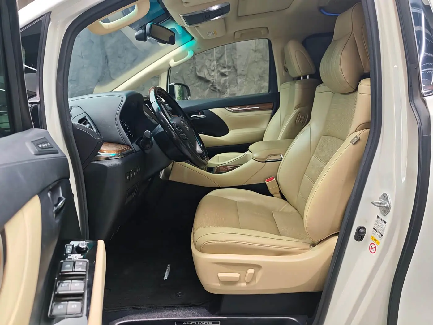 Toyota Alphard 2018 — Photo 6/13