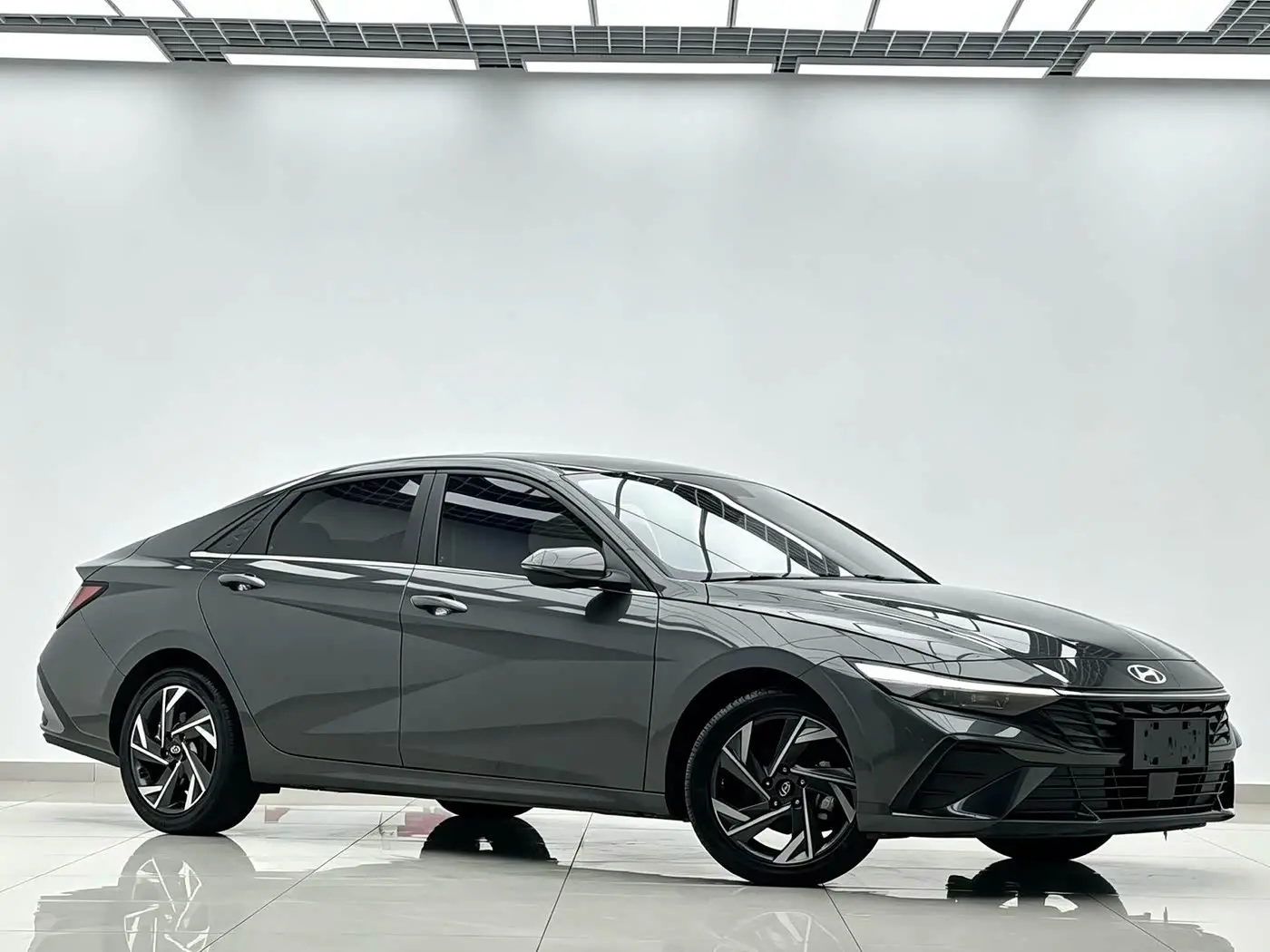 Hyundai Elantra 2023 — Фото 2/19