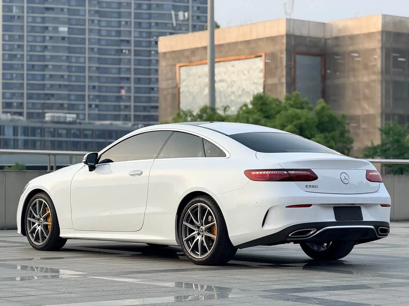 Mercedes-Benz E-Class 2023 — Photo 5/17