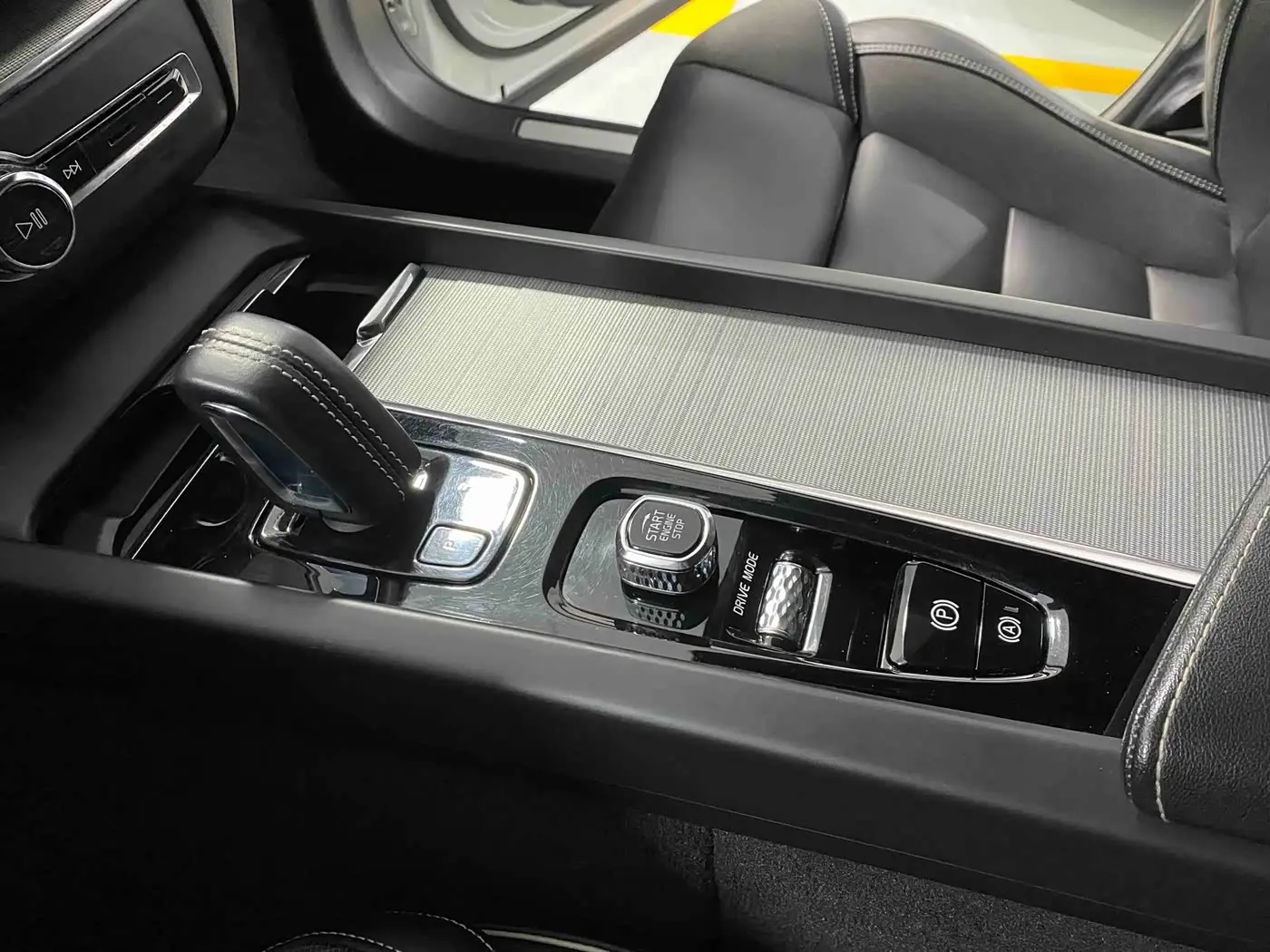 Volvo XC60 Plug-in Hybrid 2021 — Photo 17/17