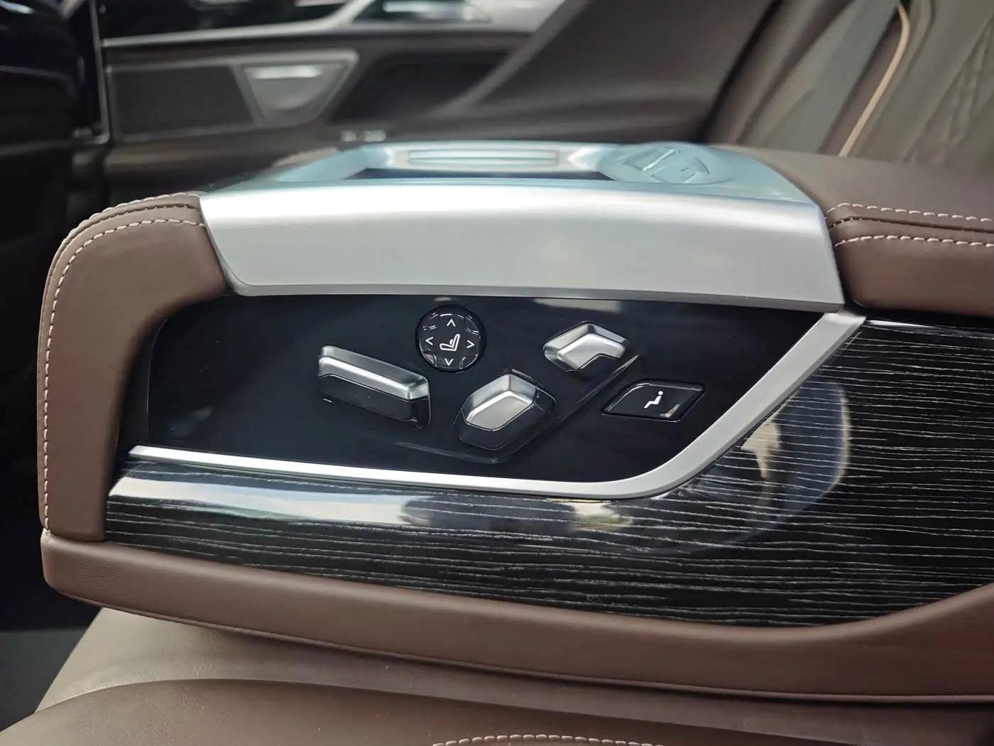 BMW 7 Series 2018 — Photo 14/20