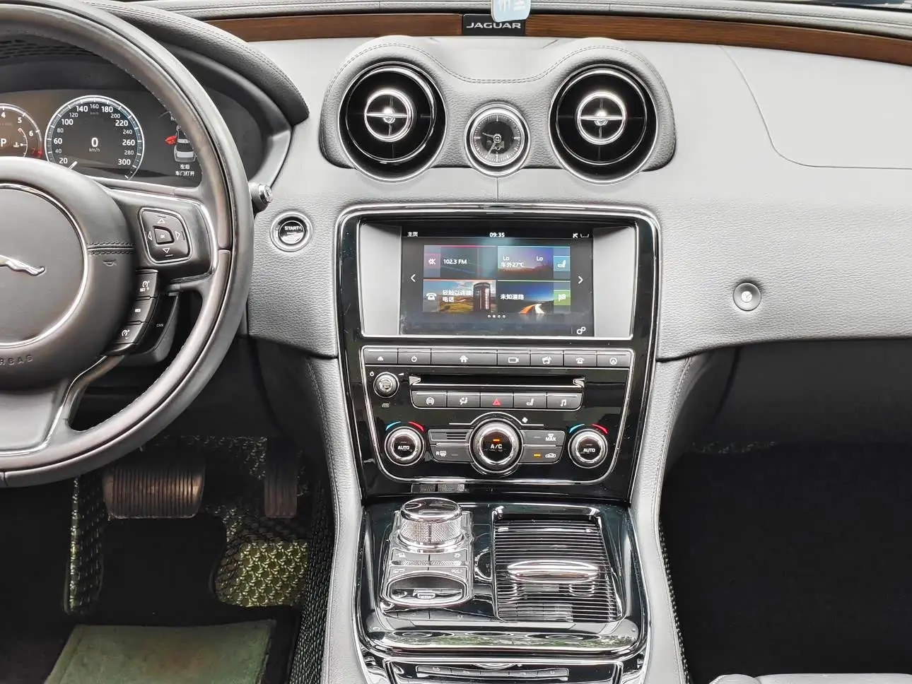Jaguar XJ 2019 — Photo 13/20