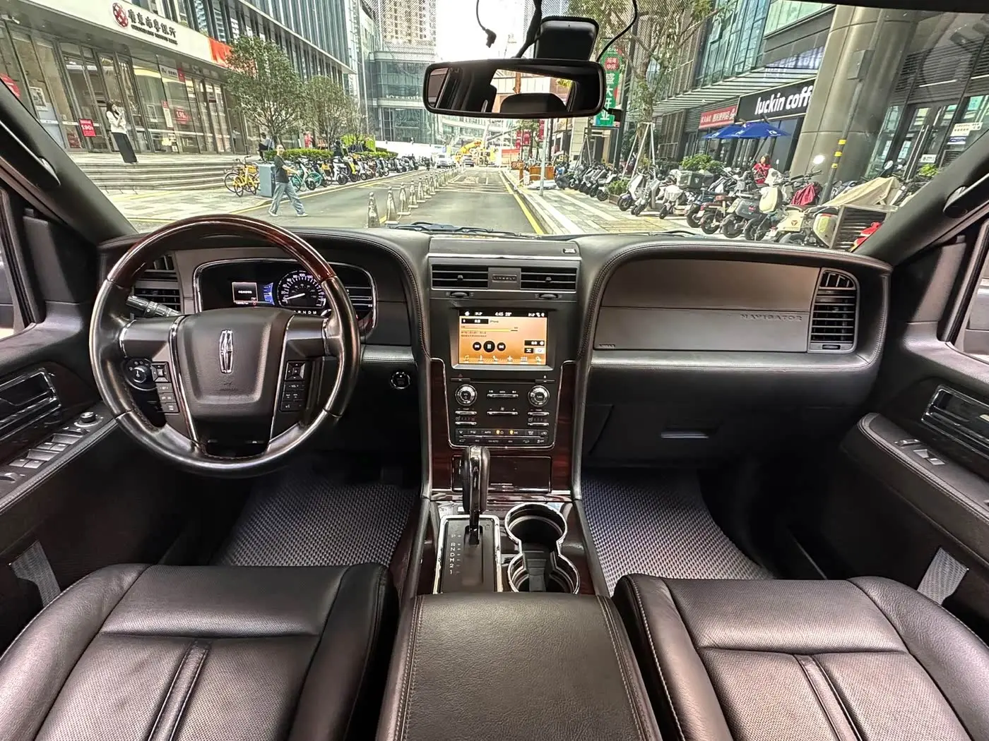 Lincoln Navigator 2018 — Photo 7/17
