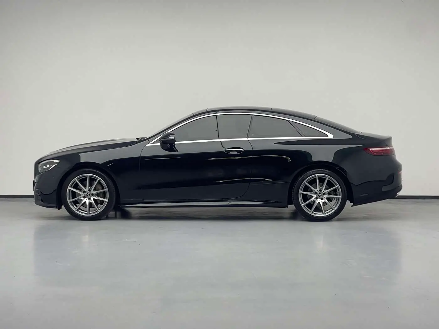 Mercedes-Benz E-Class 2022 — Photo 9/20