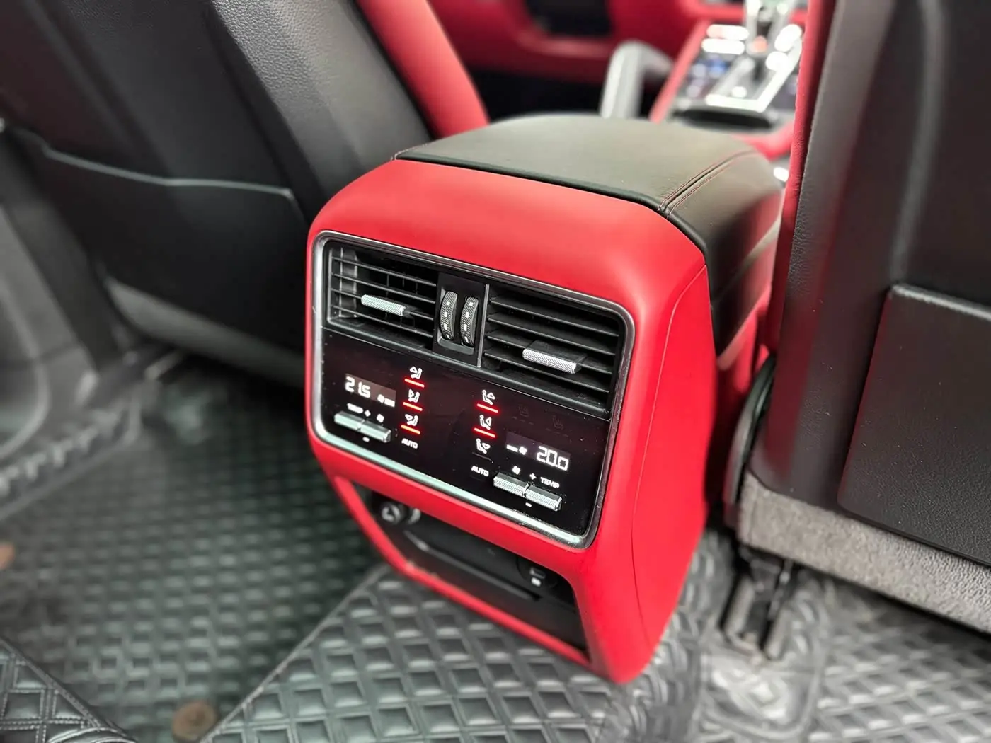 Porsche Cayenne 2022 — Photo 17/17