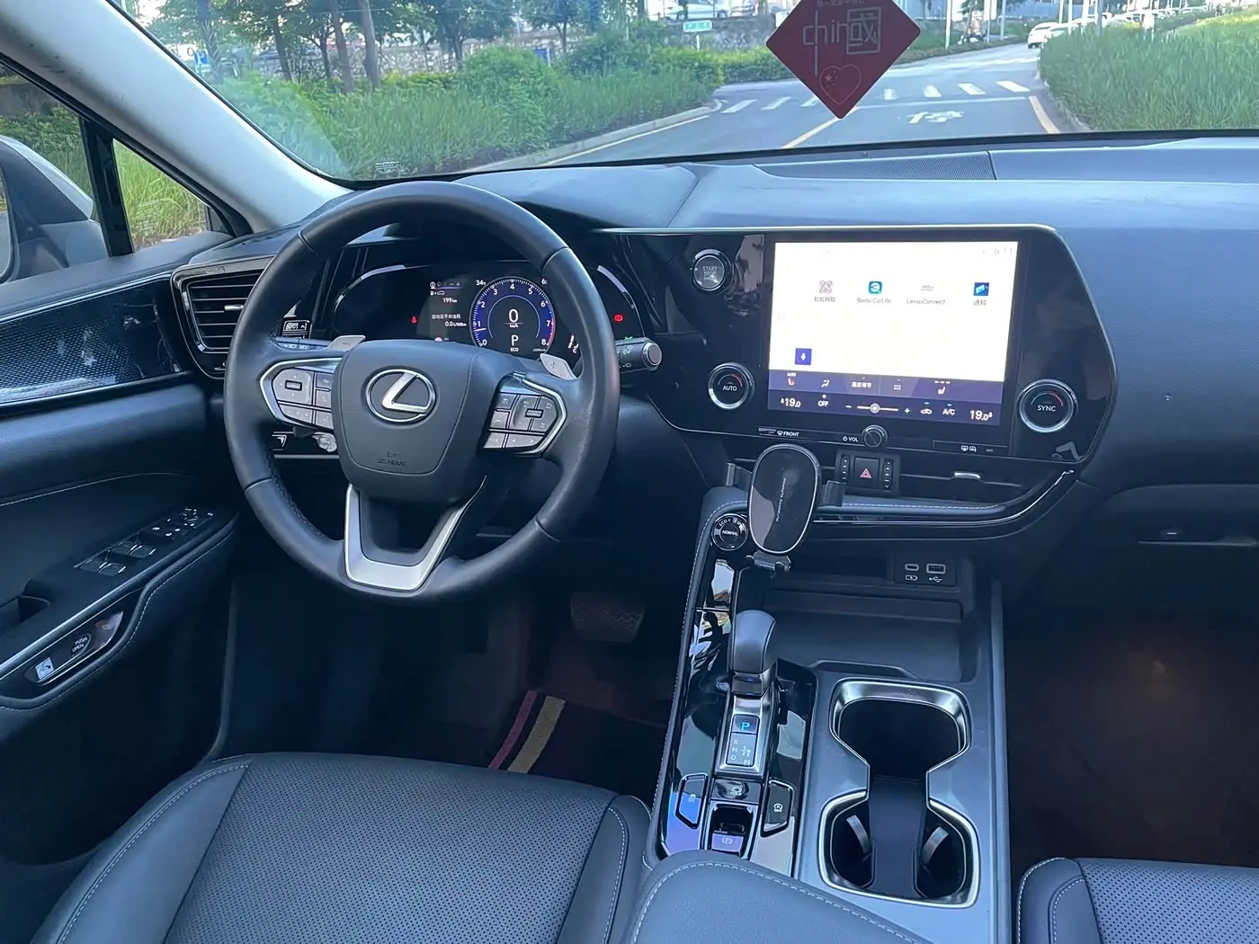 Lexus NX 2022 — Photo 8/9