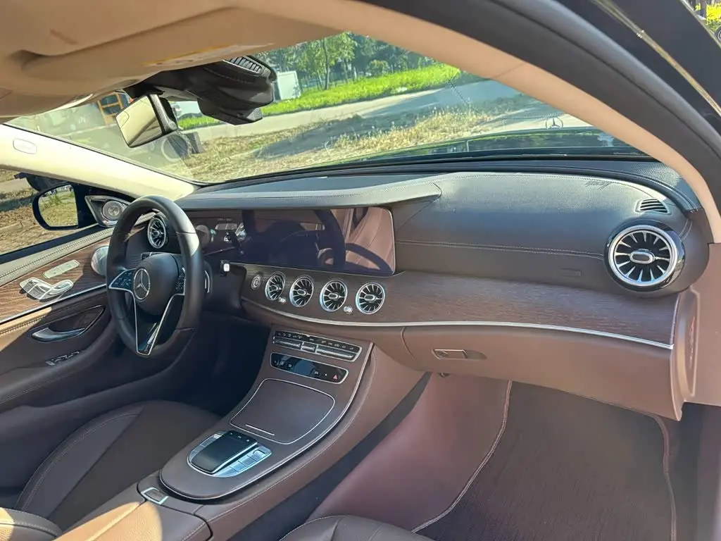 Mercedes-Benz E-Class 2023 — Photo 16/20