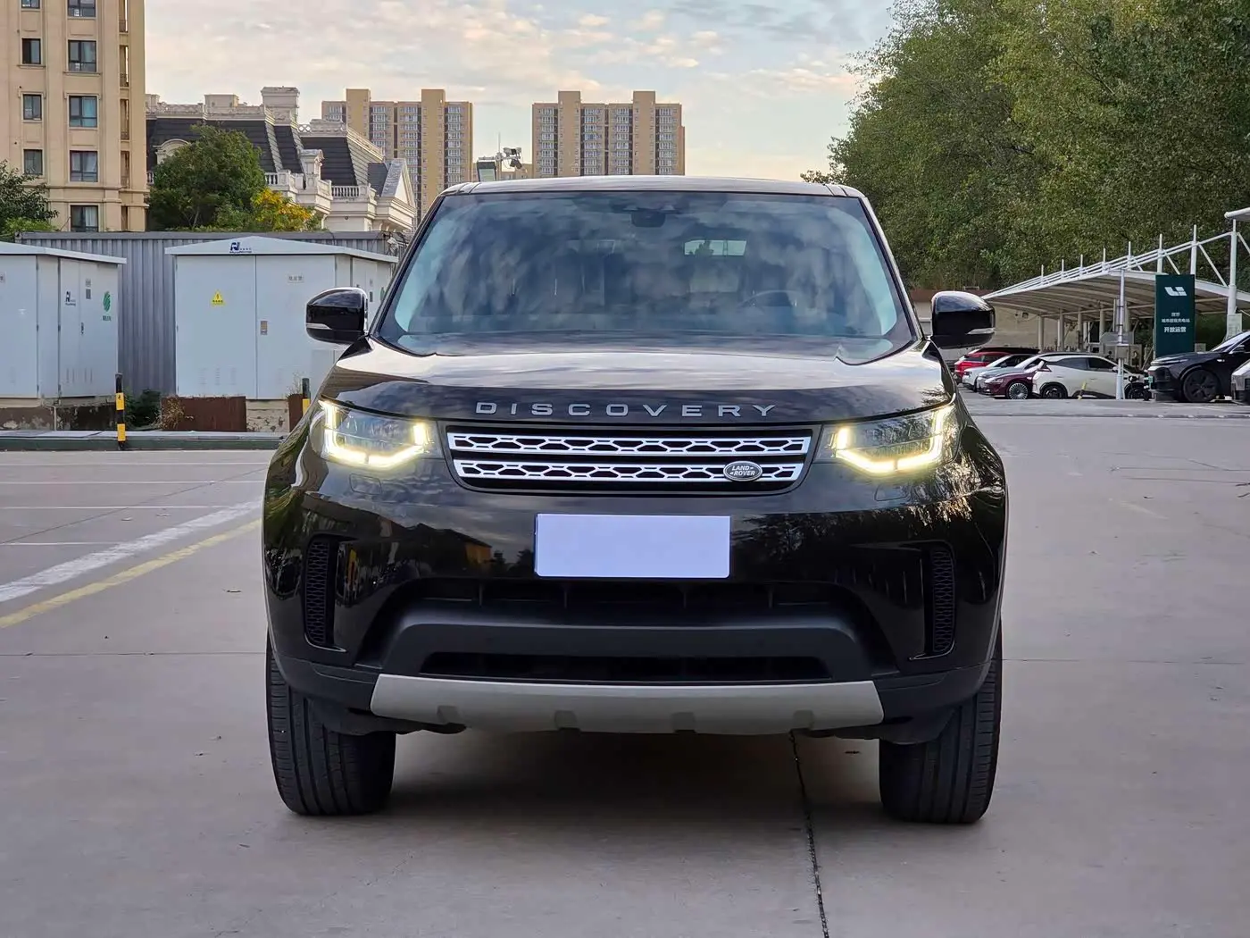 Land Rover Discovery 2018 — Фото 2/20