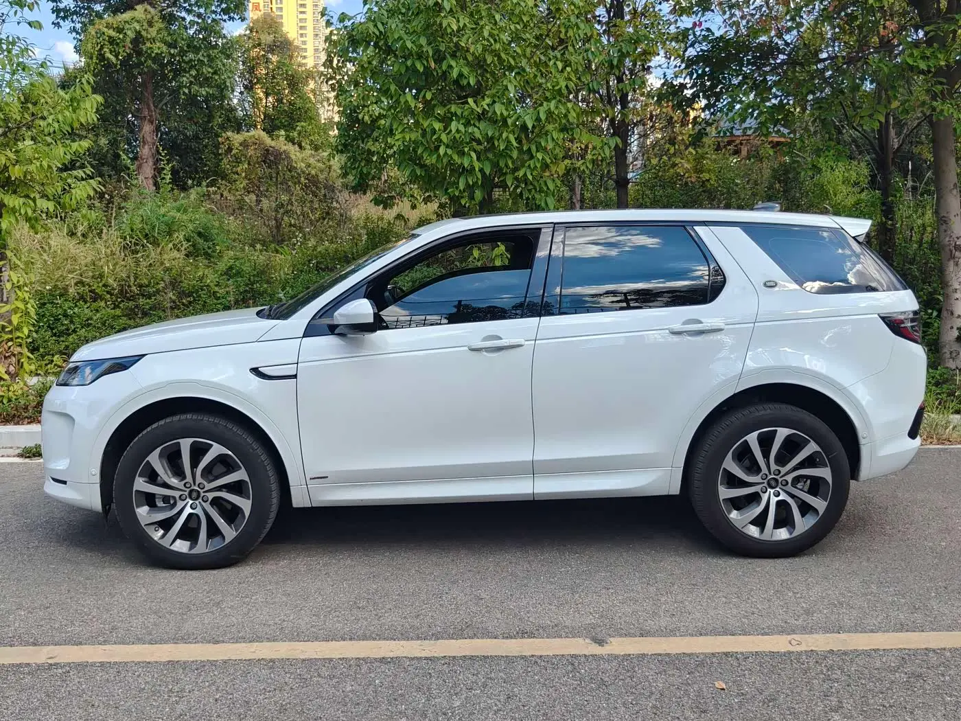 Land Rover Discovery Sport 2021 — Фото 4/20