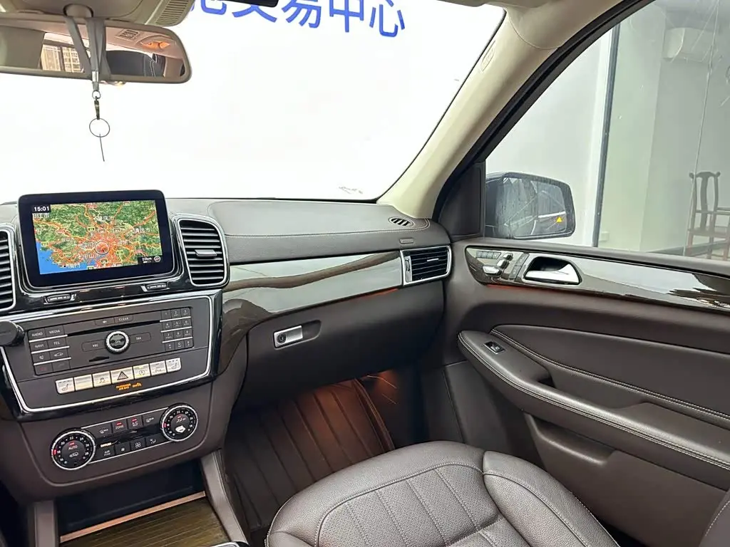 Mercedes-Benz GLS 2018 — Photo 15/20