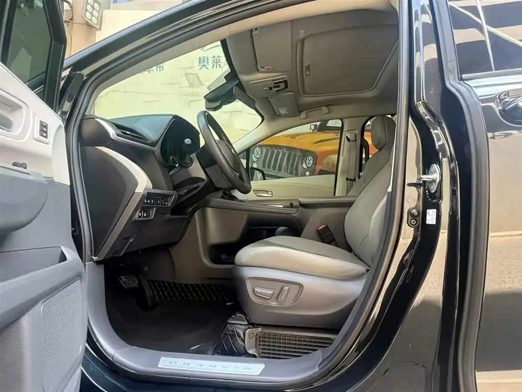 Toyota Granvia 2024 — Photo 9/14