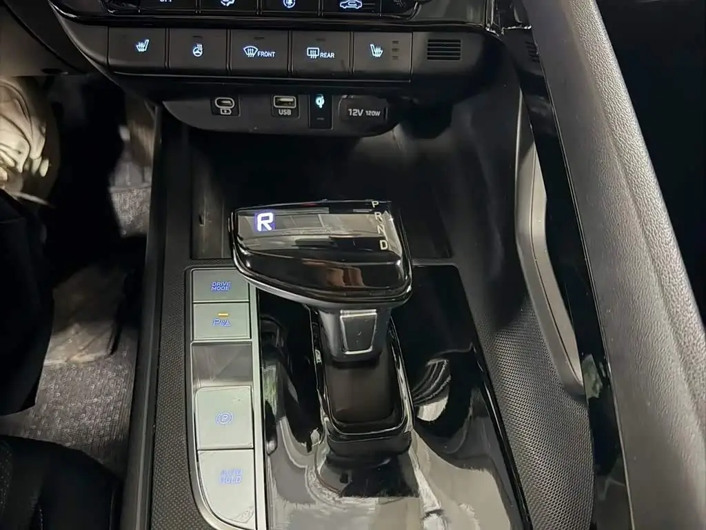 Hyundai Elantra 2023 — Photo 12/15