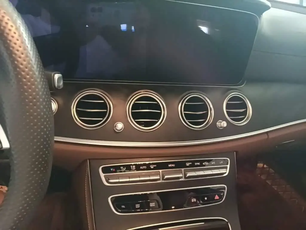 Mercedes-Benz E-Class 2023 — Photo 13/20