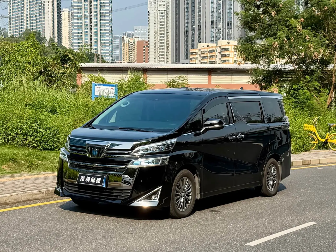 Toyota Vellfire 2022 — Photo 1/17