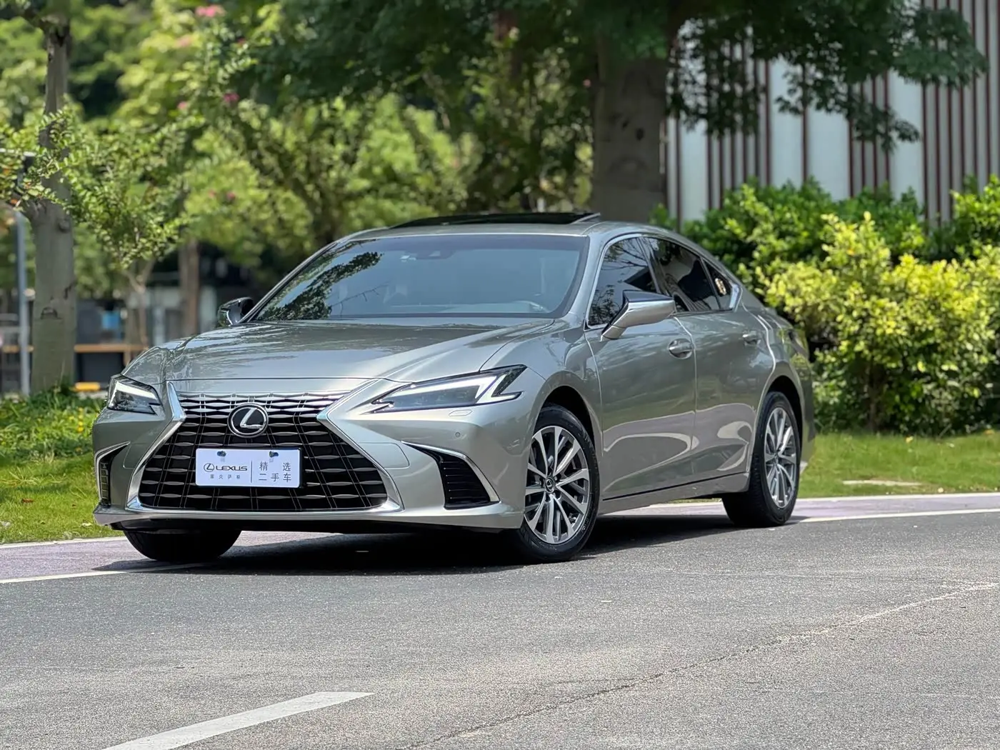 Lexus ES 2024 — Photo 1/16