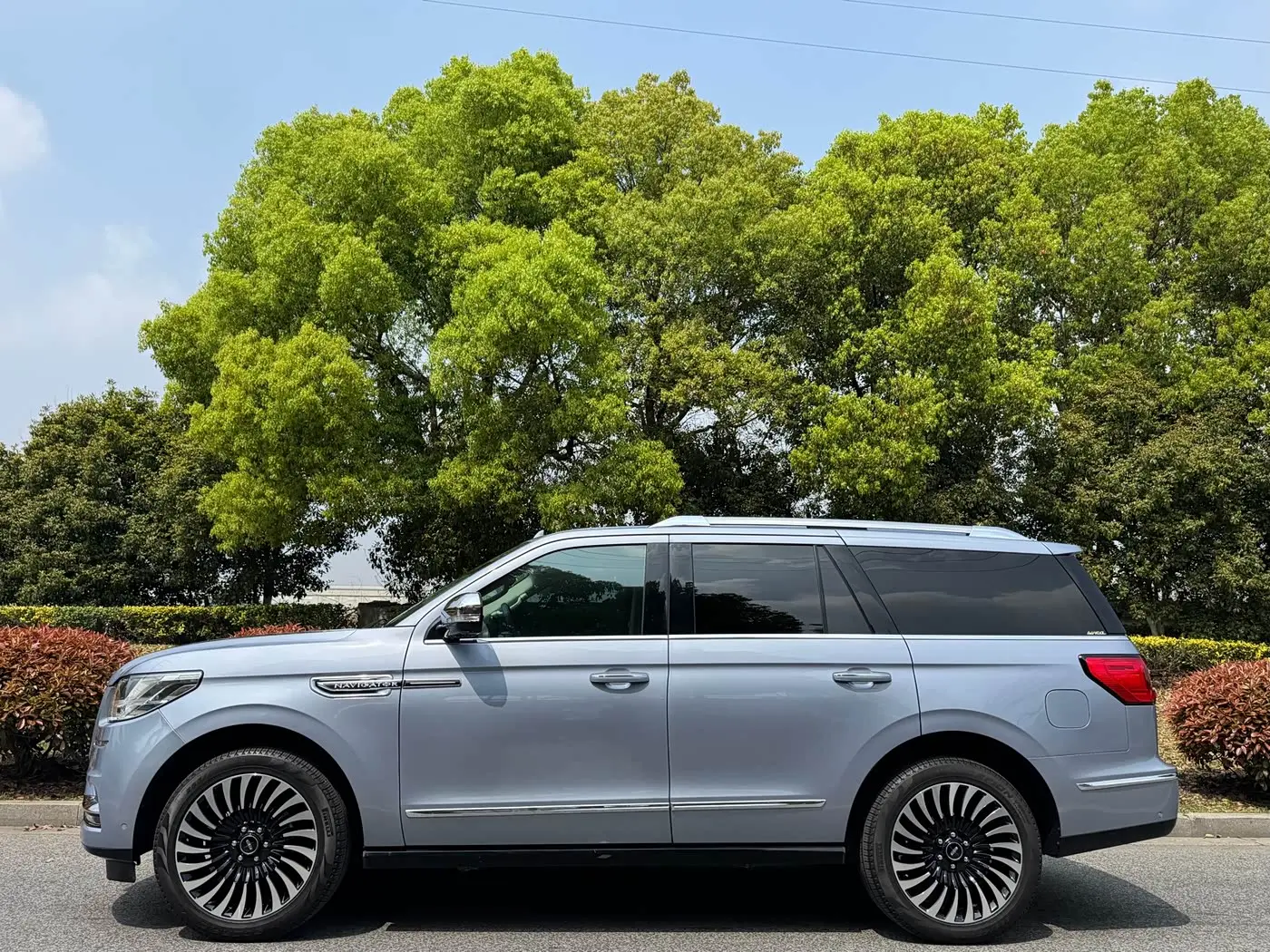 Lincoln Navigator 2022 — Şəkil 3/17