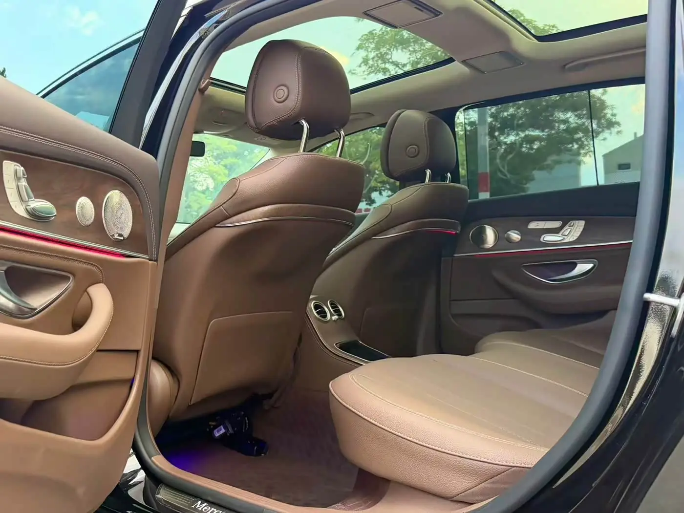 Mercedes-Benz E-Class 2023 — Photo 5/9