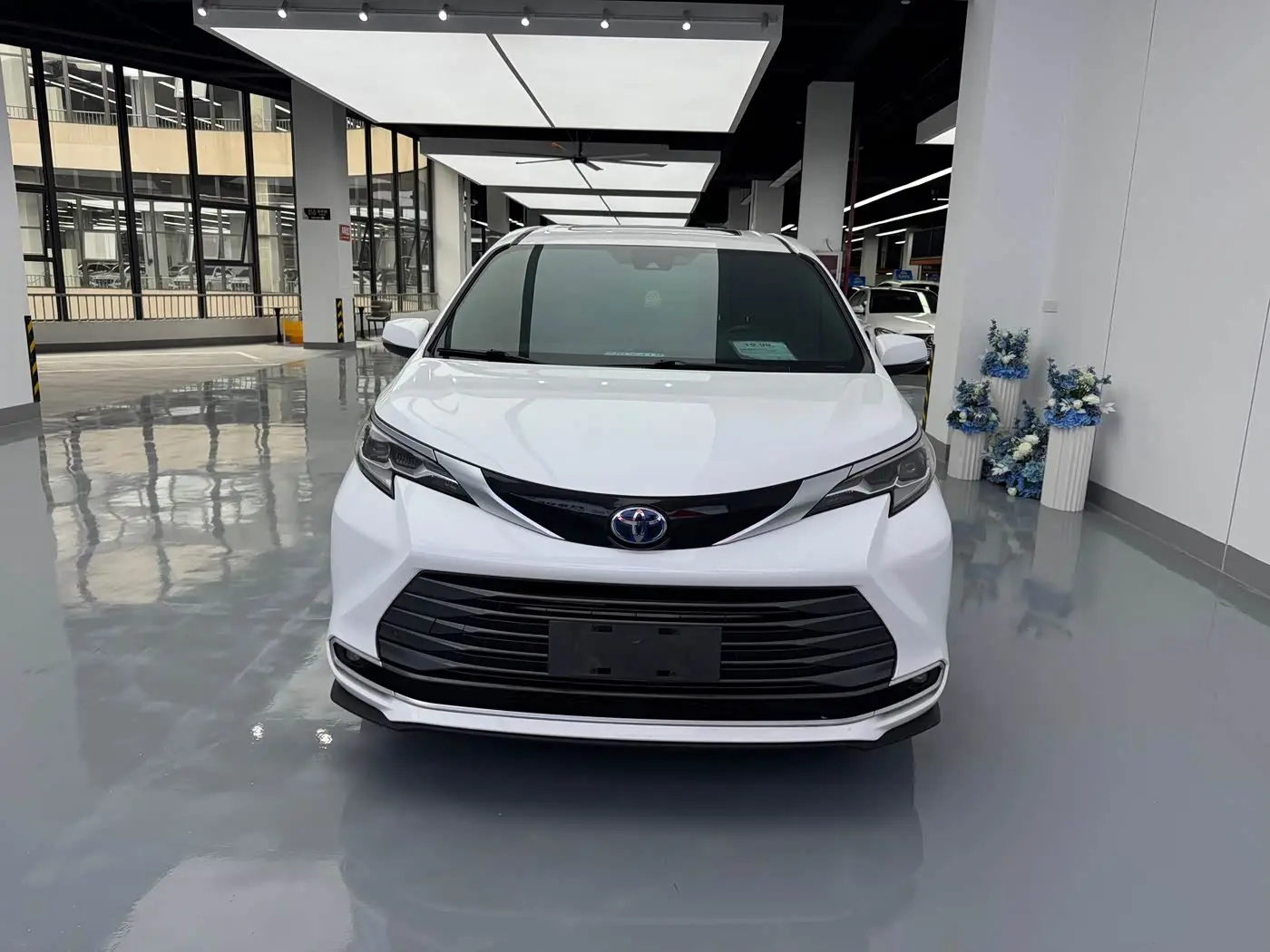 Toyota Sienna 2022 — Photo 2/16