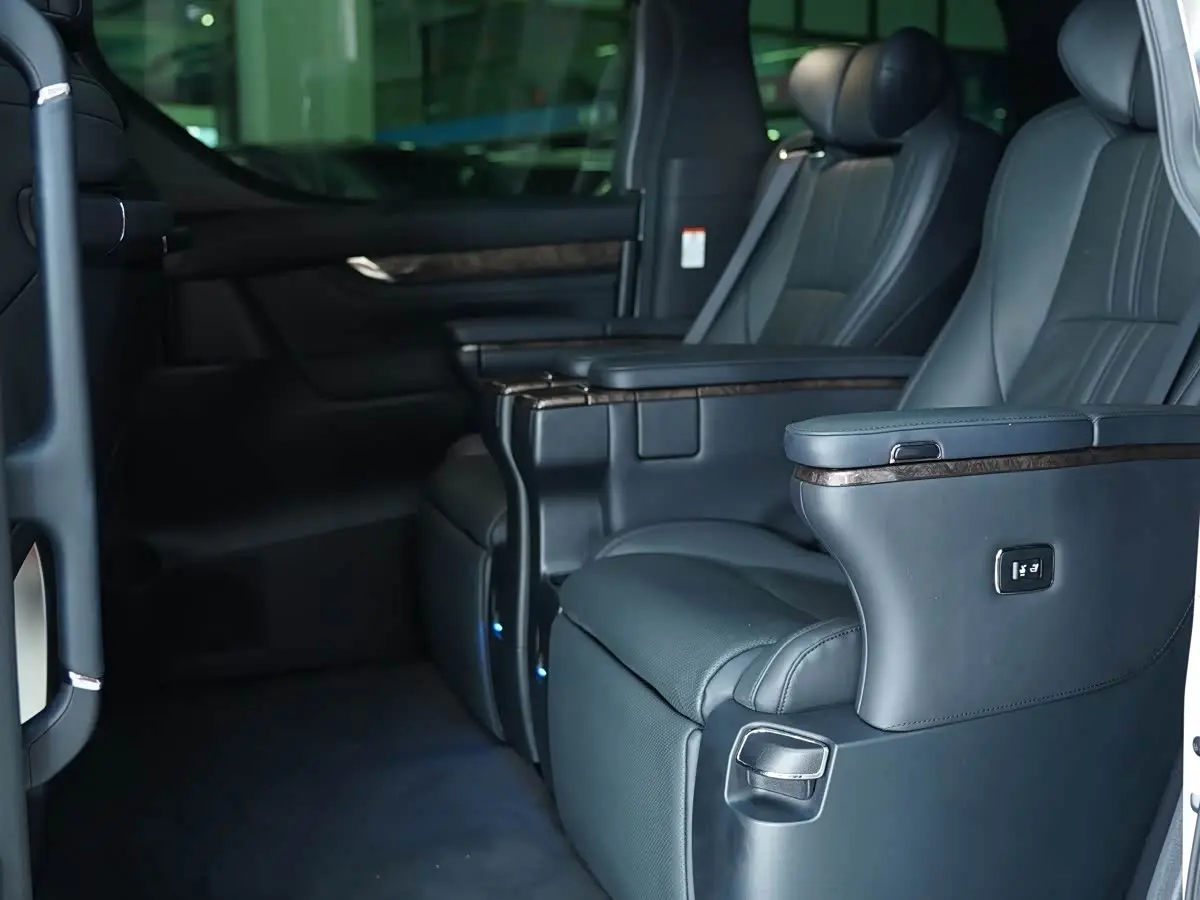 Toyota Alphard 2021 — Photo 14/19