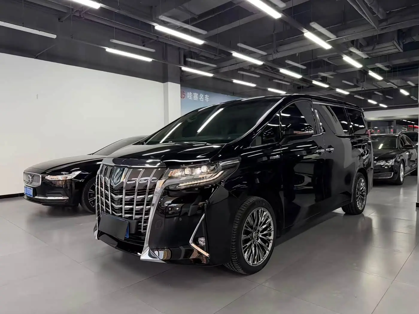 Toyota Alphard 2021 — Photo 1/9