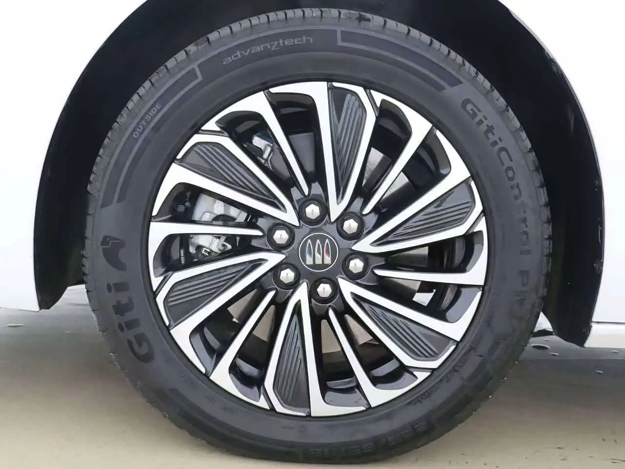 Buick GL8 New Energy 2025 — Photo 13/16