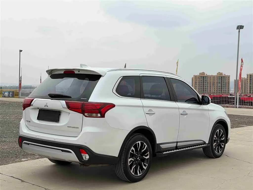 Mitsubishi Outlander 2021 — ფოტო 4/17