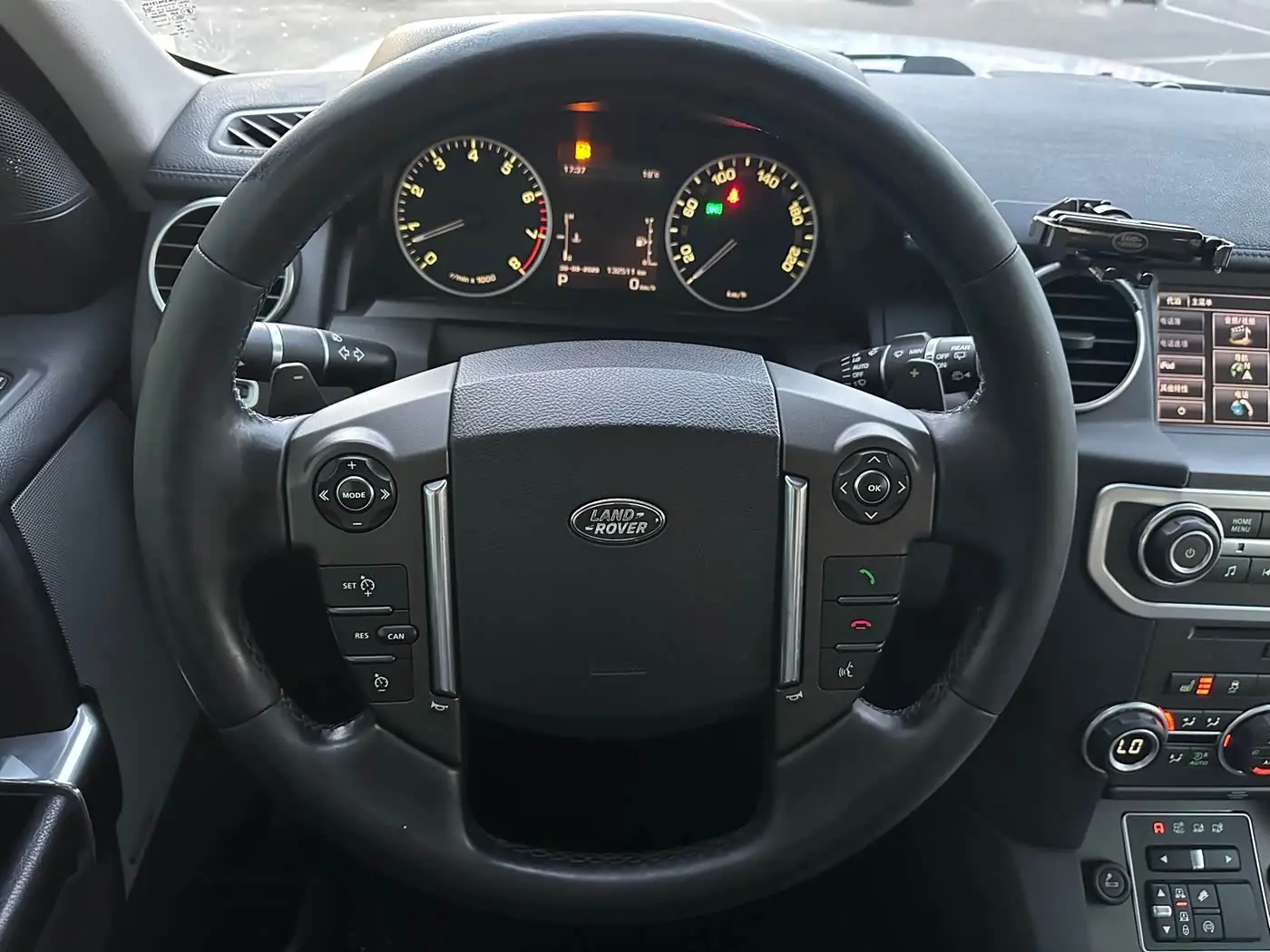 Land Rover Discovery 2015 — Şəkil 7/16