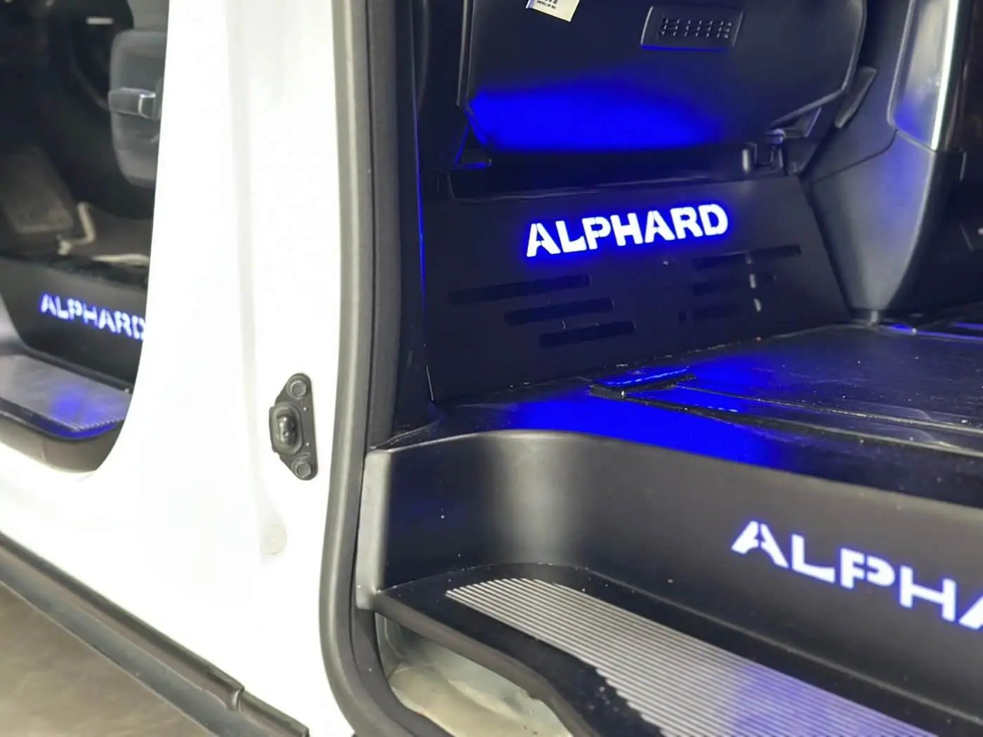 Toyota Alphard 2018 — Photo 9/13