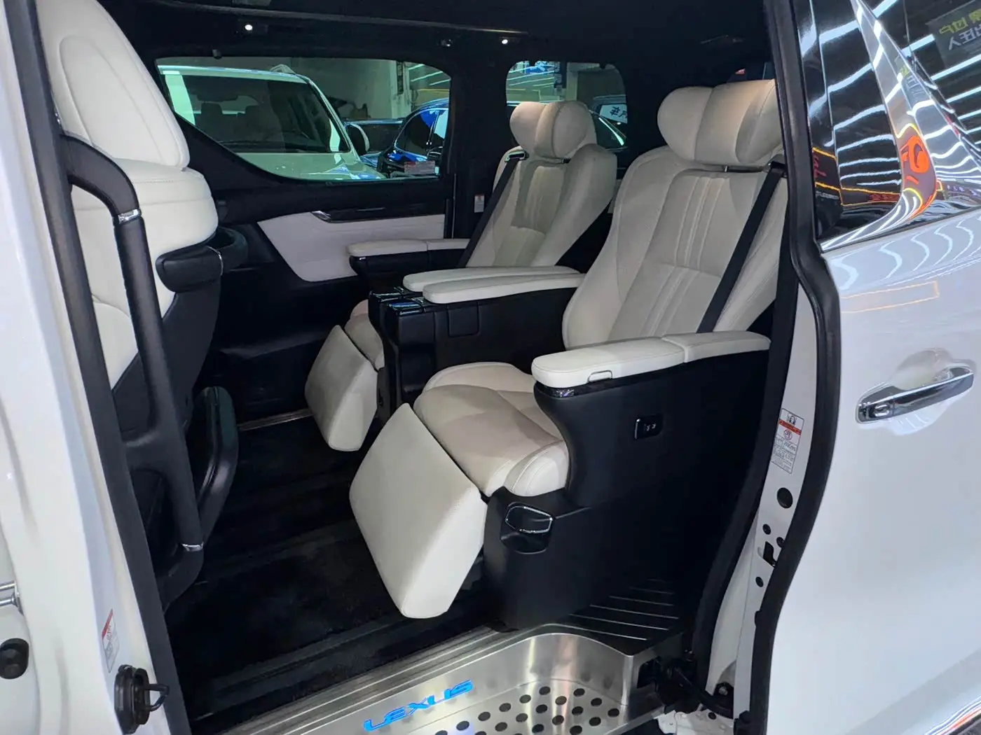 Lexus LM 2020 — Photo 13/13