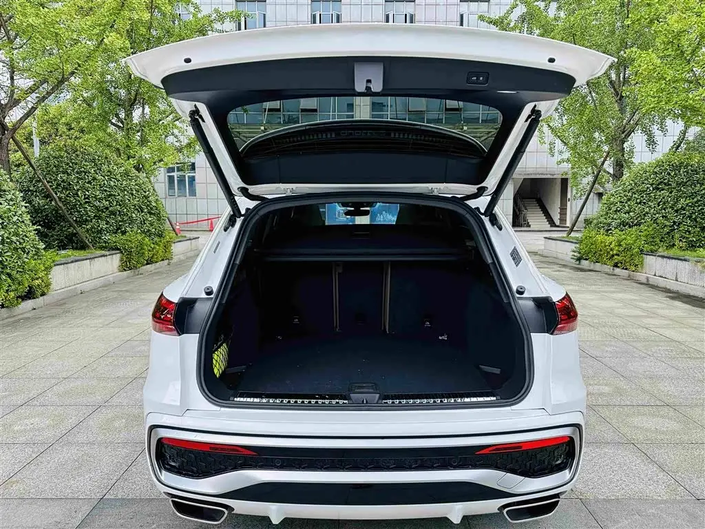 Audi Q5L 2025 — Photo 10/20