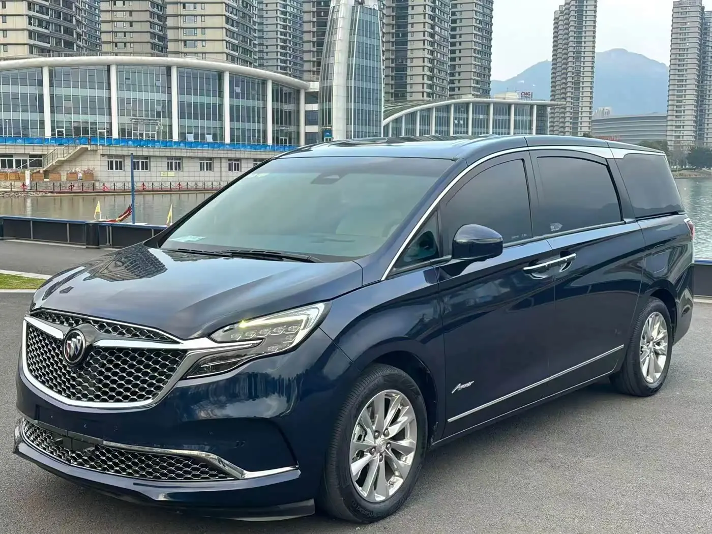 Buick GL8 2021 — Photo 1/10