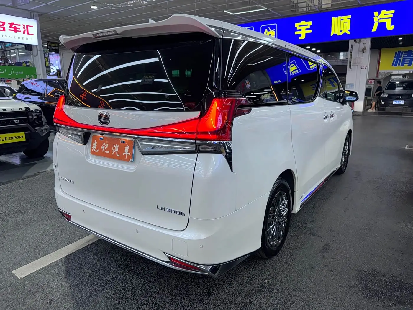Lexus LM 2020 — Photo 4/13