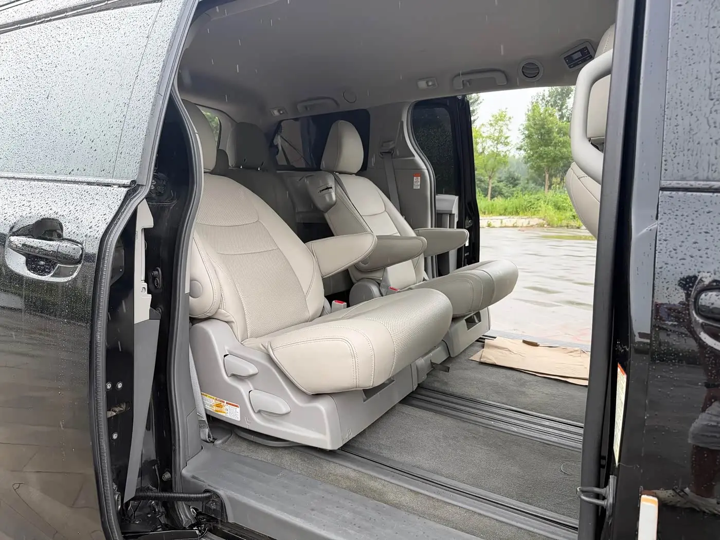 Toyota Sienna 2015 — Şəkil 14/15