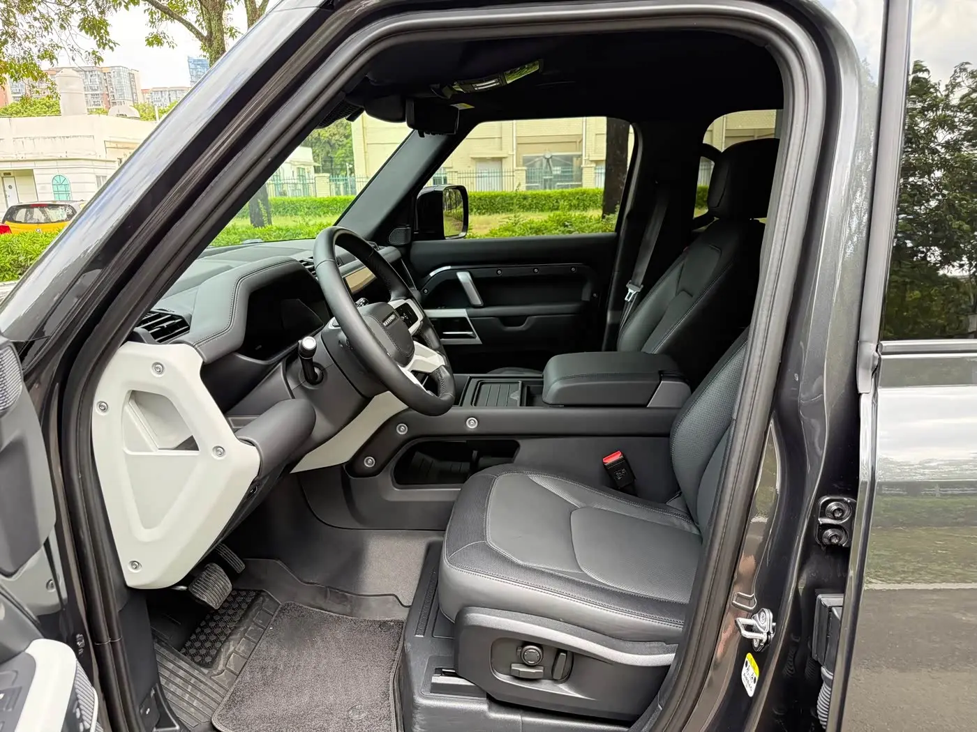Land Rover Defender 2023 — Photo 15/18