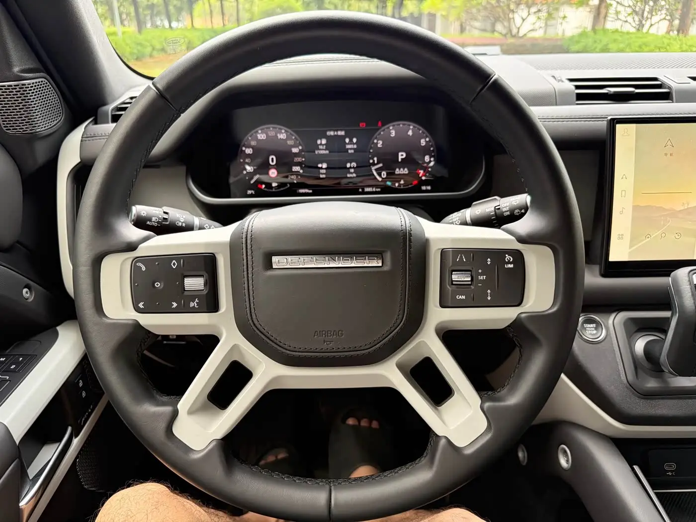 Land Rover Defender 2023 — Photo 13/18