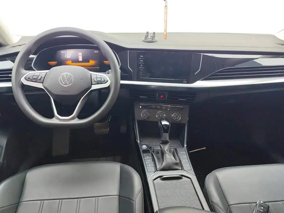 Volkswagen Passat 2025 — Photo 12/16