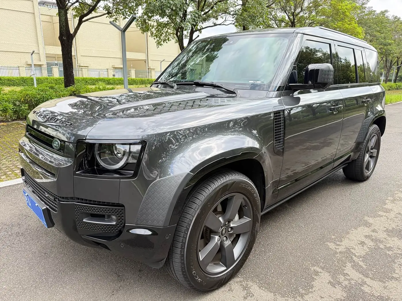 Land Rover Defender 2023 — Photo 1/18