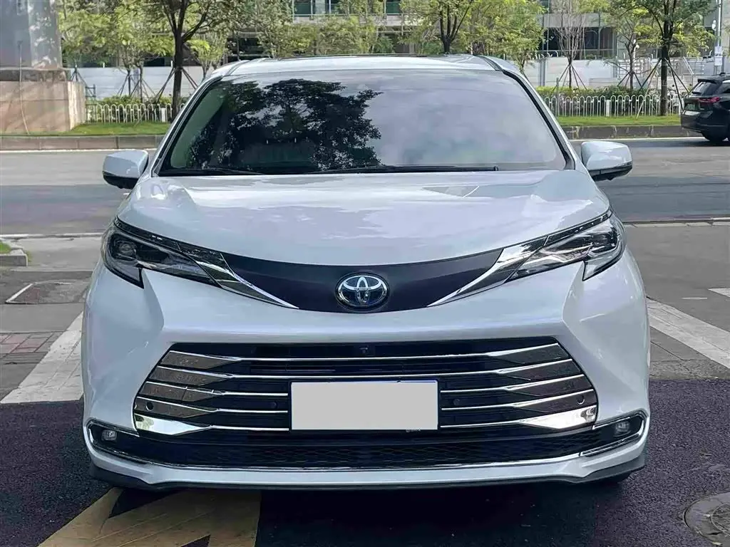 Toyota Sienna 2023 — Фото 2/20