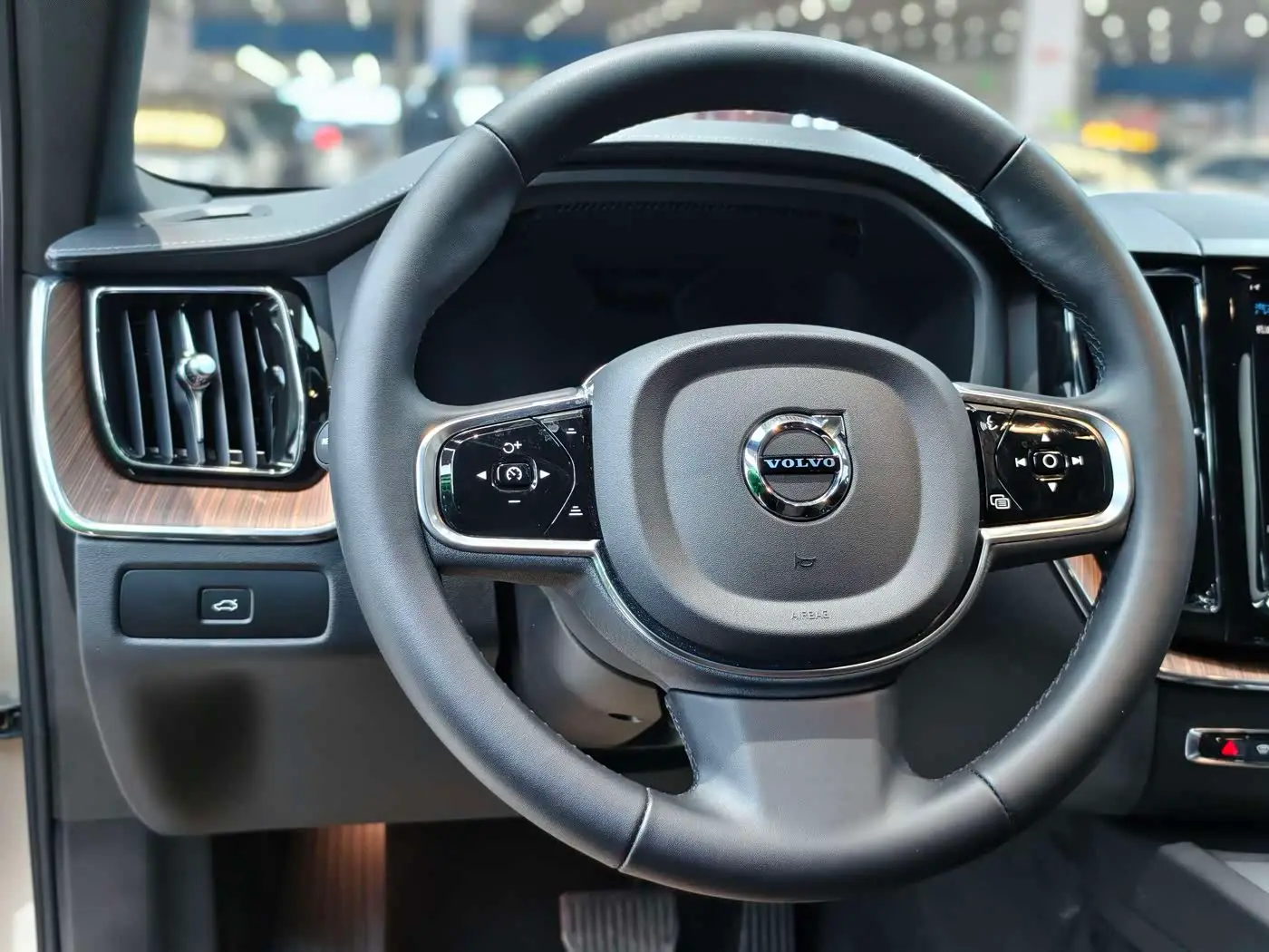 Volvo XC60 2025 — Photo 9/13