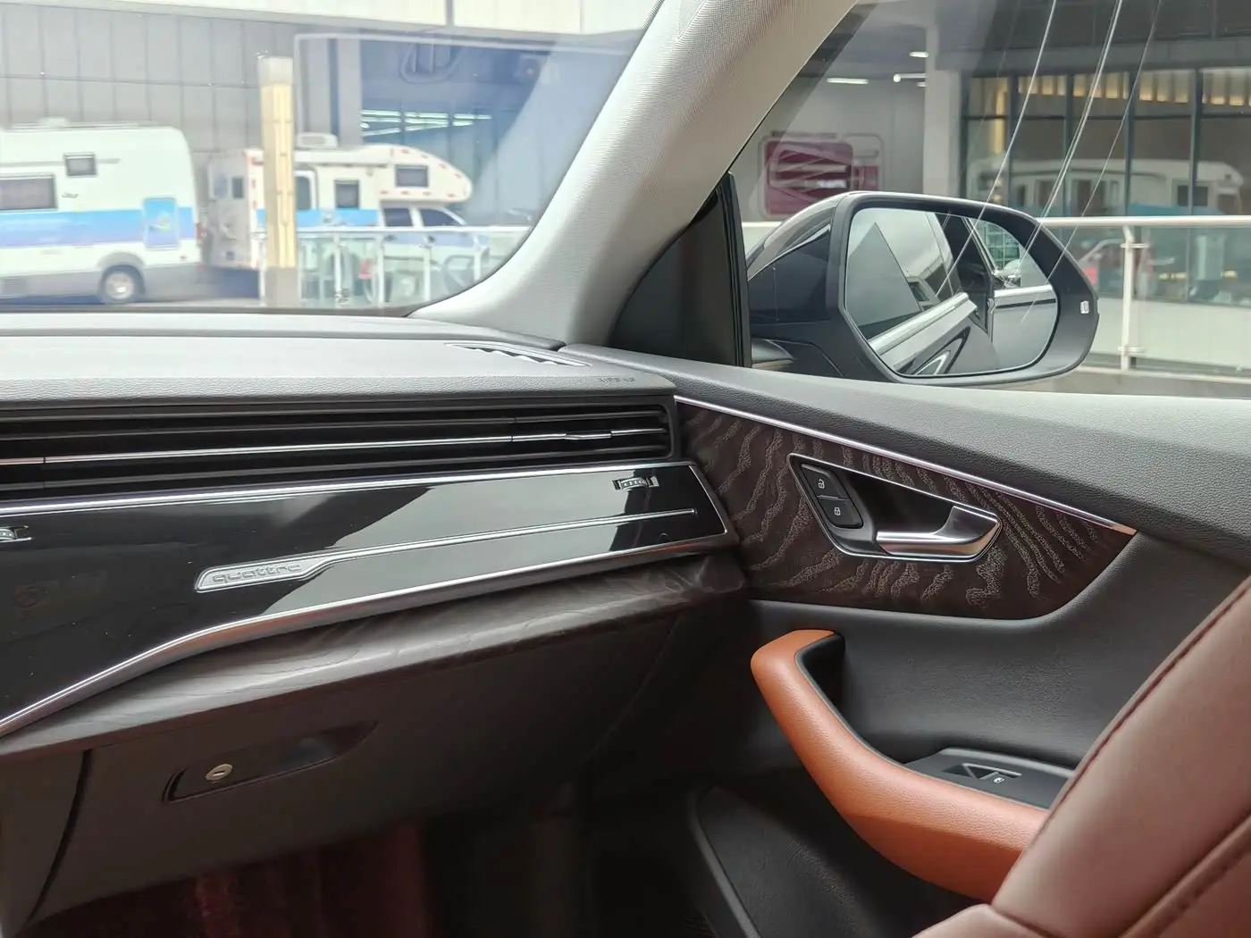 Audi Q8 2023 — Photo 12/20