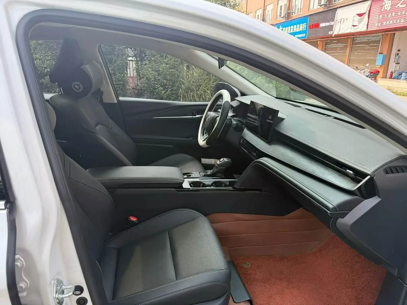 Toyota Camry 2025 — Photo 7/9
