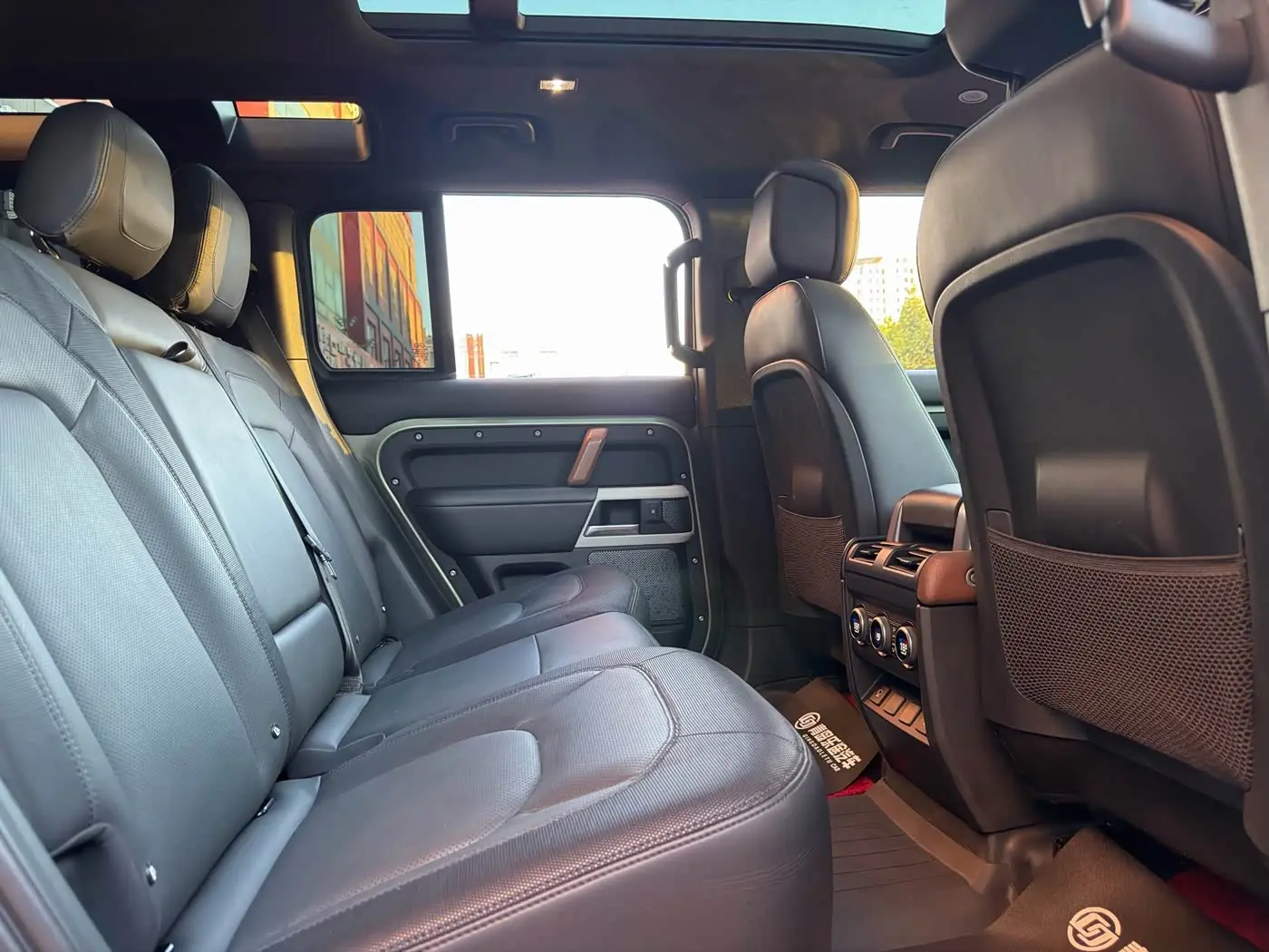 Land Rover Defender 2023 — Photo 9/16