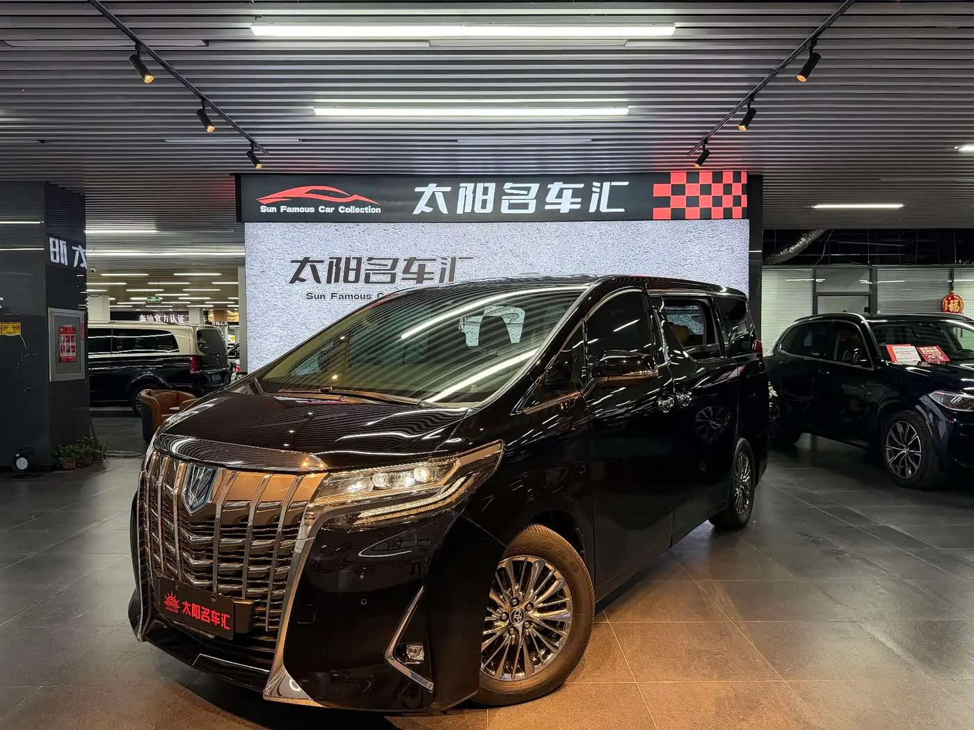 Toyota Alphard 2019 — Фото 1/16
