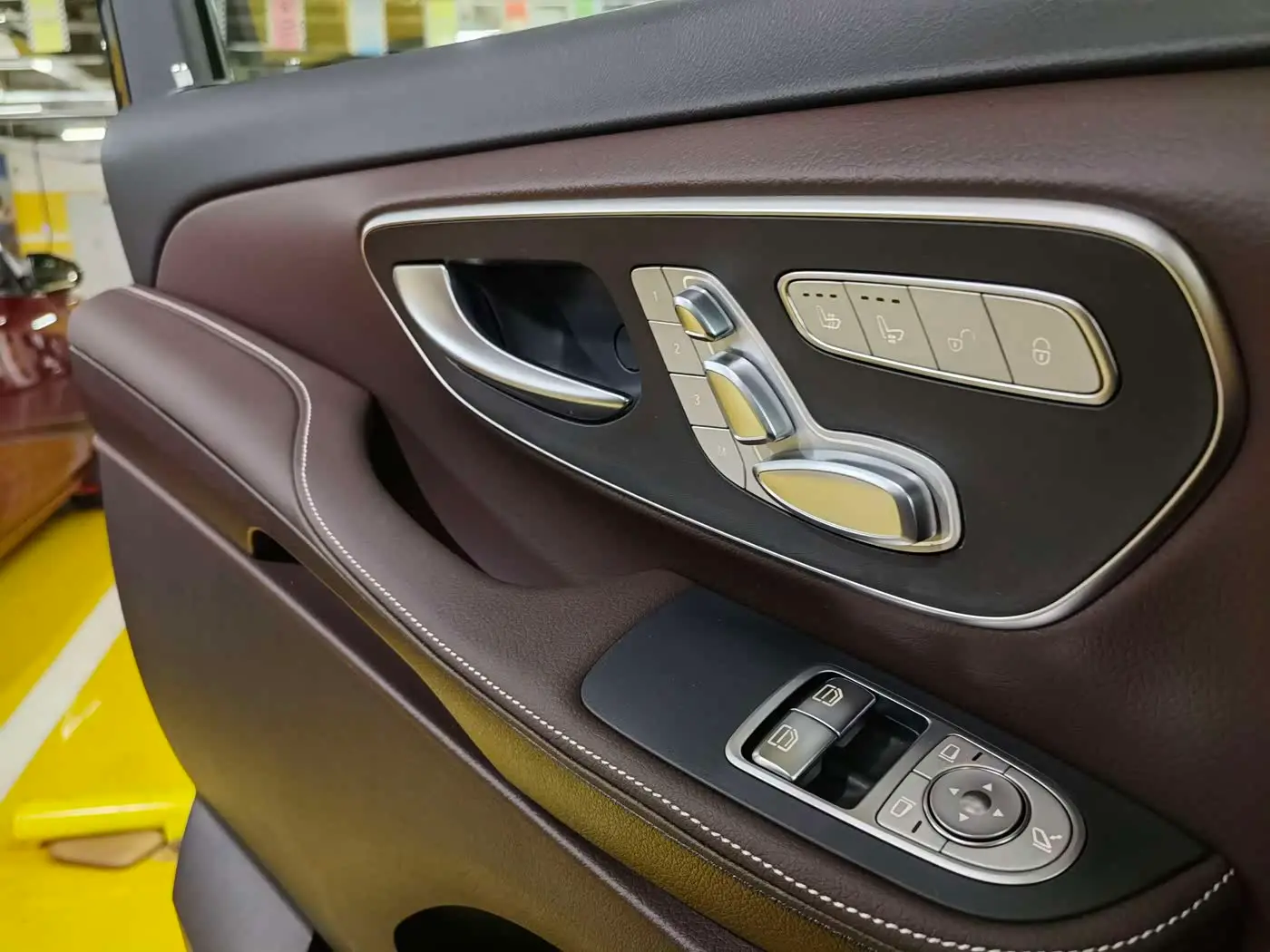 Mercedes-Benz V-Class 2025 — Photo 17/20