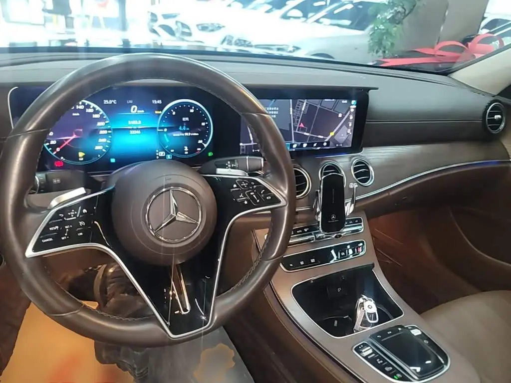 Mercedes-Benz E-Class 2023 — Photo 10/20